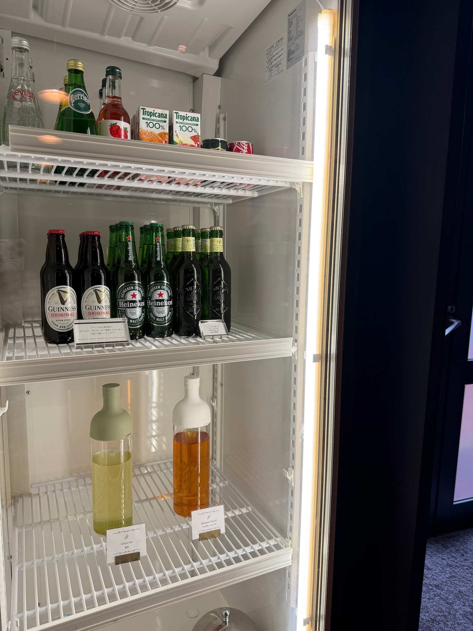 ラウンジの冷蔵庫に並ぶドリンク
