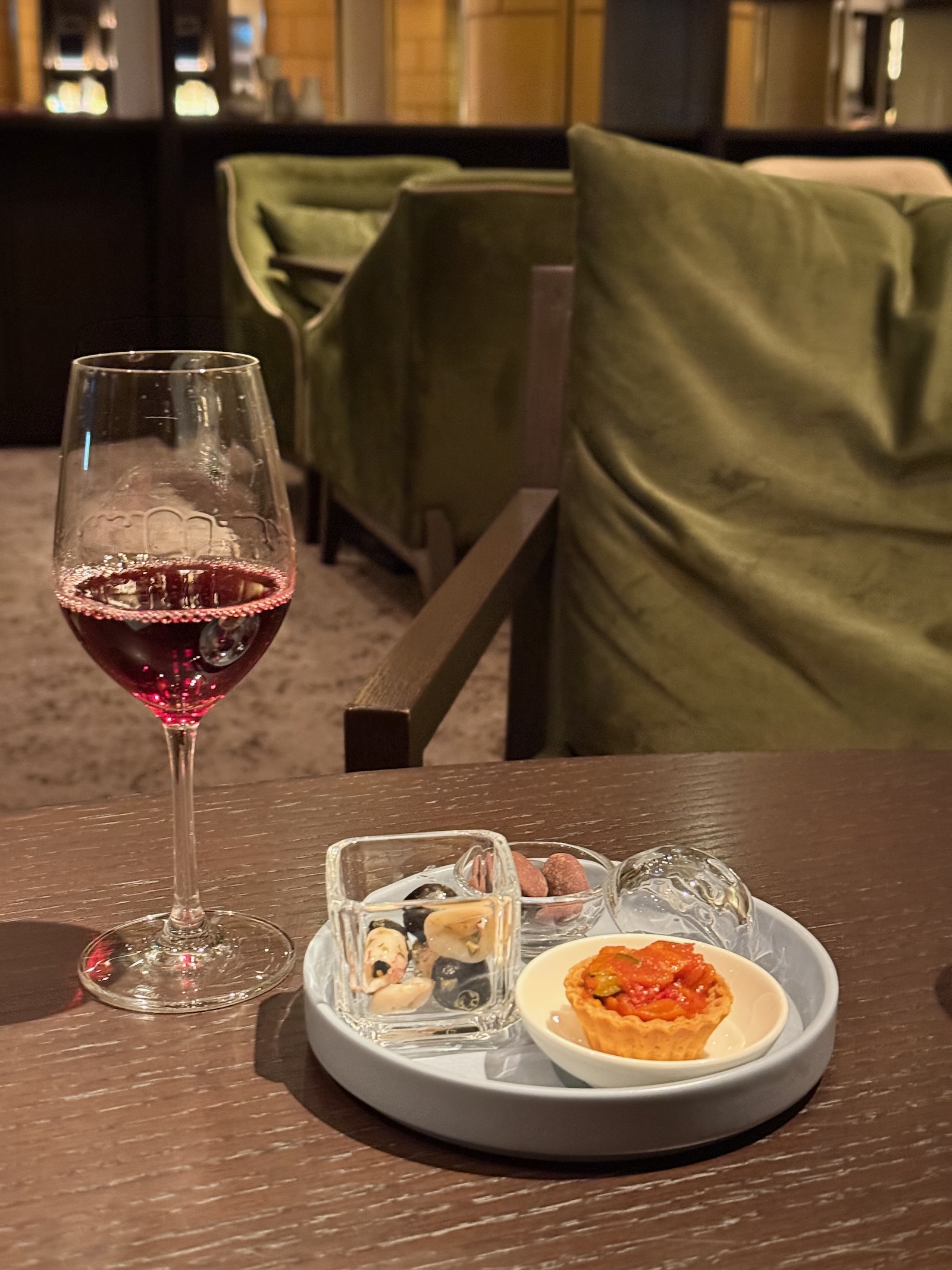 ワインと軽食を楽しんだラウンジ時間