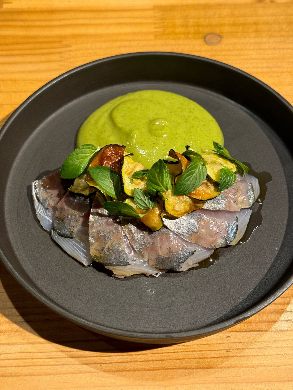 緑のソースと野菜を合わせたFORKの魚料理