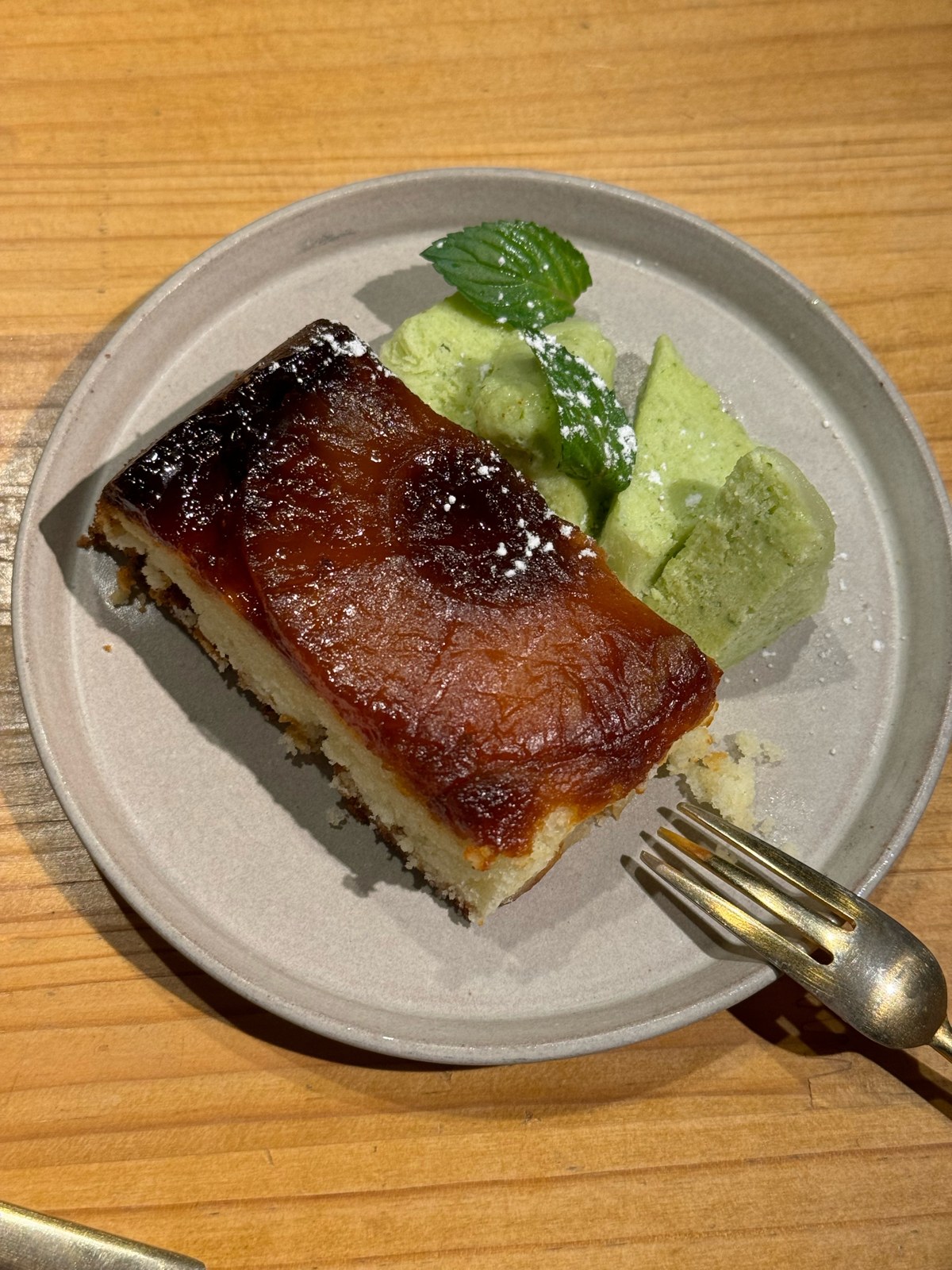 焼き色のついたFORKのデザートと緑色のアイス