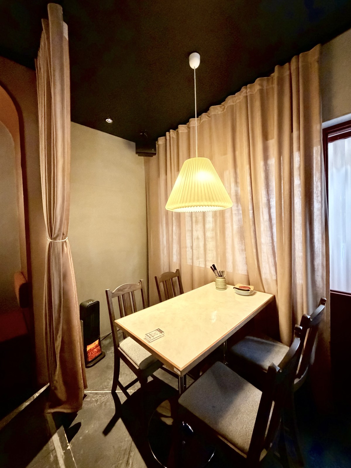 カーテンに囲まれたgrazieすすきの南5条店の席