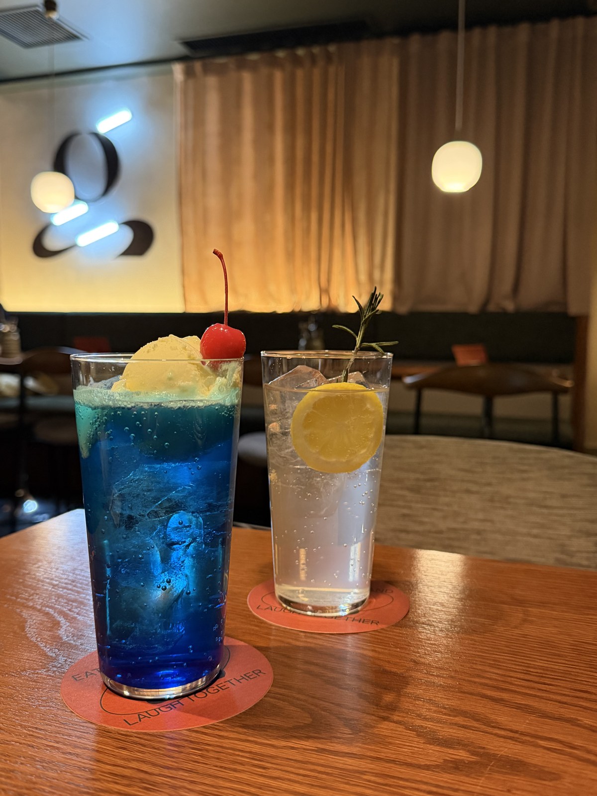 青いクリームソーダとレモンを添えたドリンクで乾杯