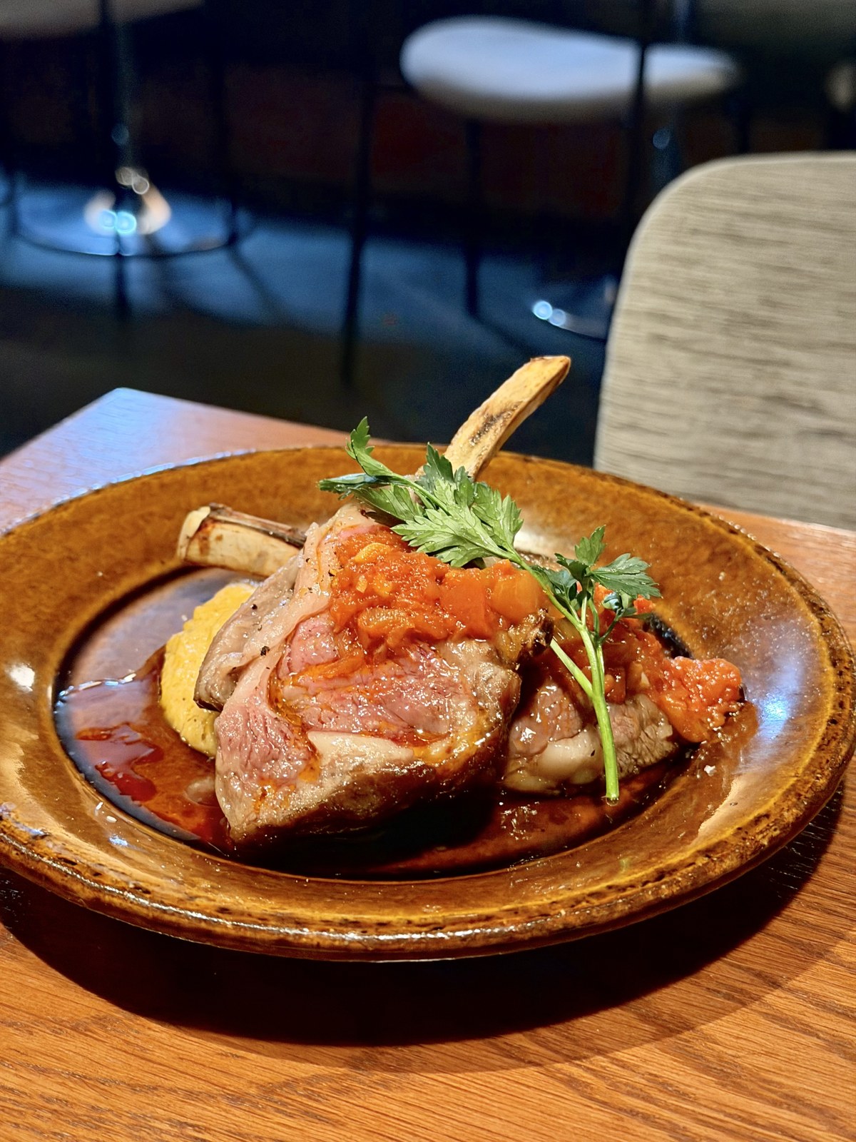 野菜とソースを添えたgrazieの肉料理
