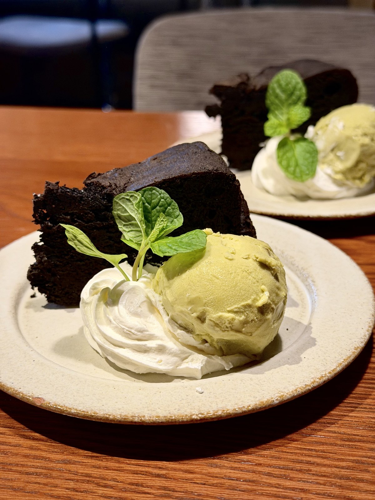 チョコレートのケーキにピスタチオアイスを添えたgrazieのデザート