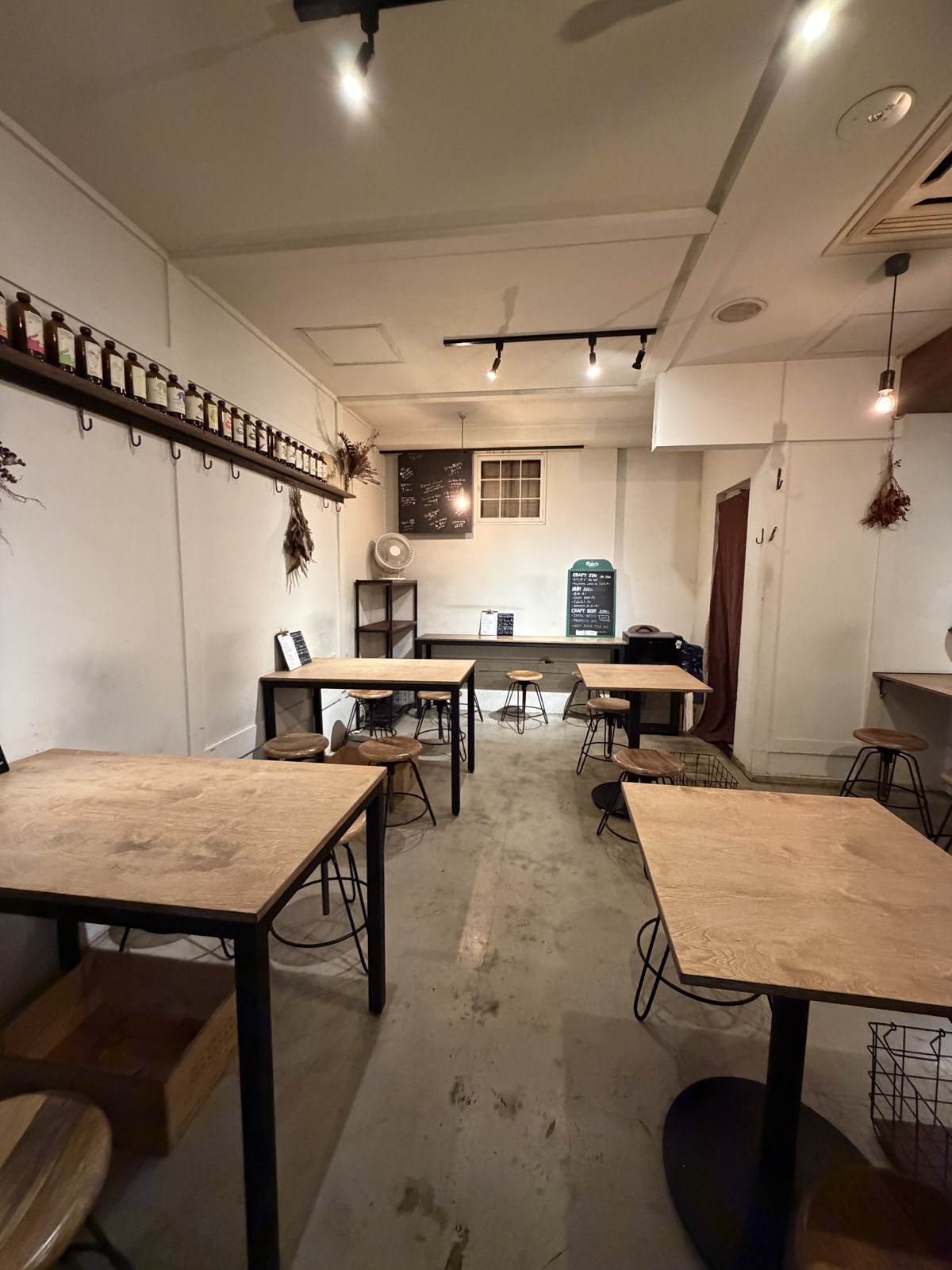 ゆっくり食事を楽しめるハヤシ料理店のテーブル席