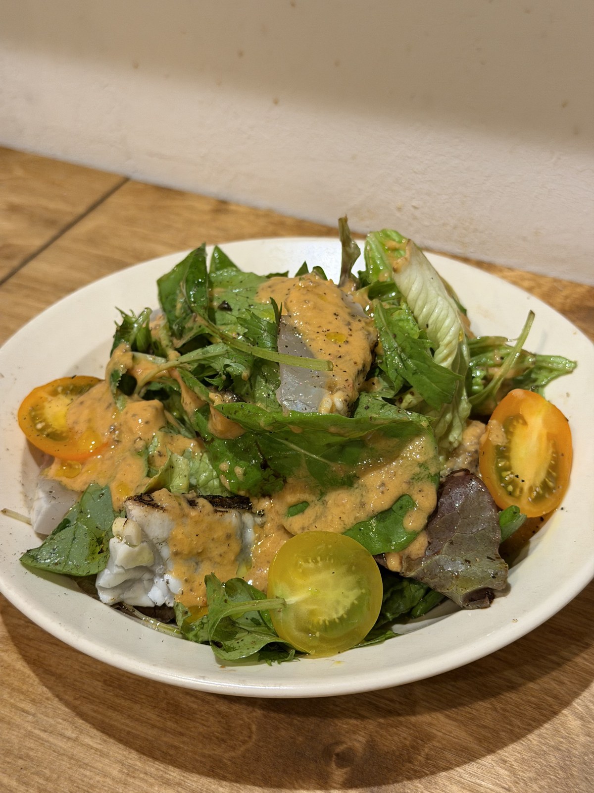 魚と葉野菜を彩りよく盛り付けたサラダ