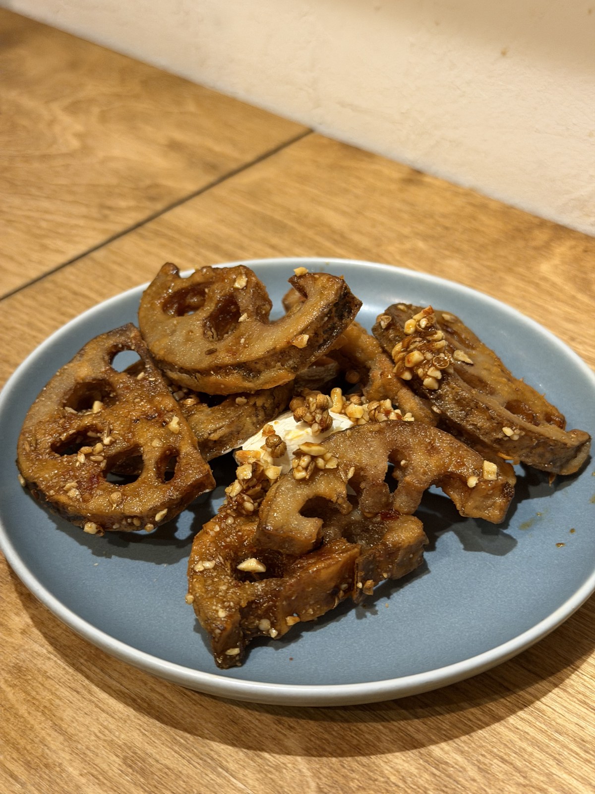 香ばしい色に仕上がった蓮根の料理