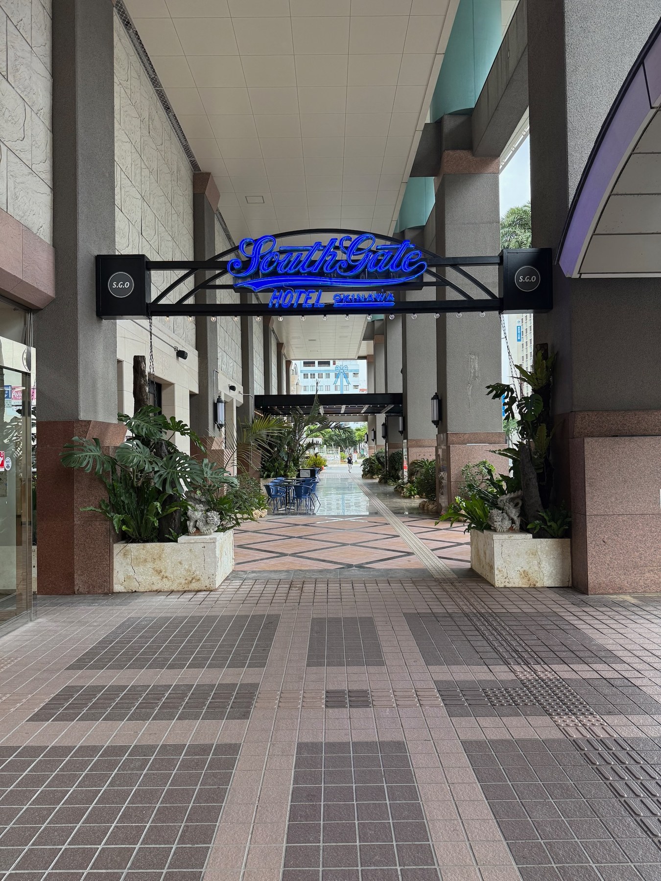 街から見るホテル入口 / Hotel stay photograph