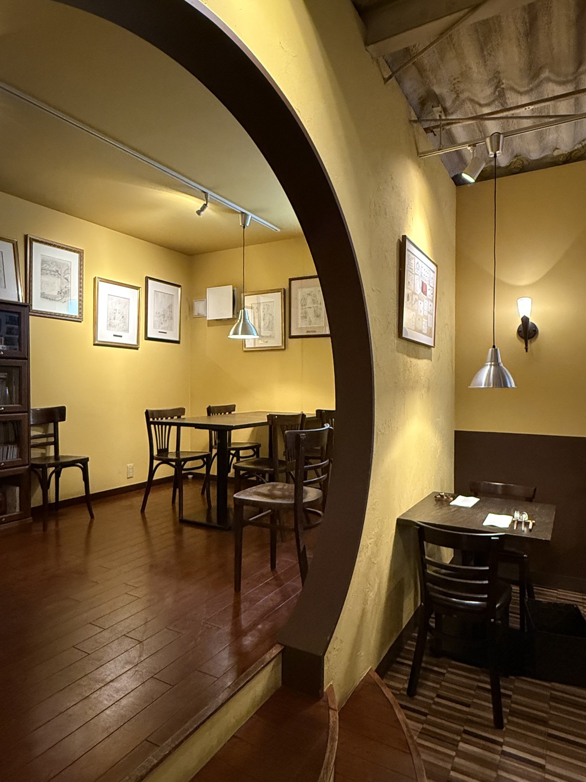 温かい色の壁と木の家具が落ち着くイルニードの店内