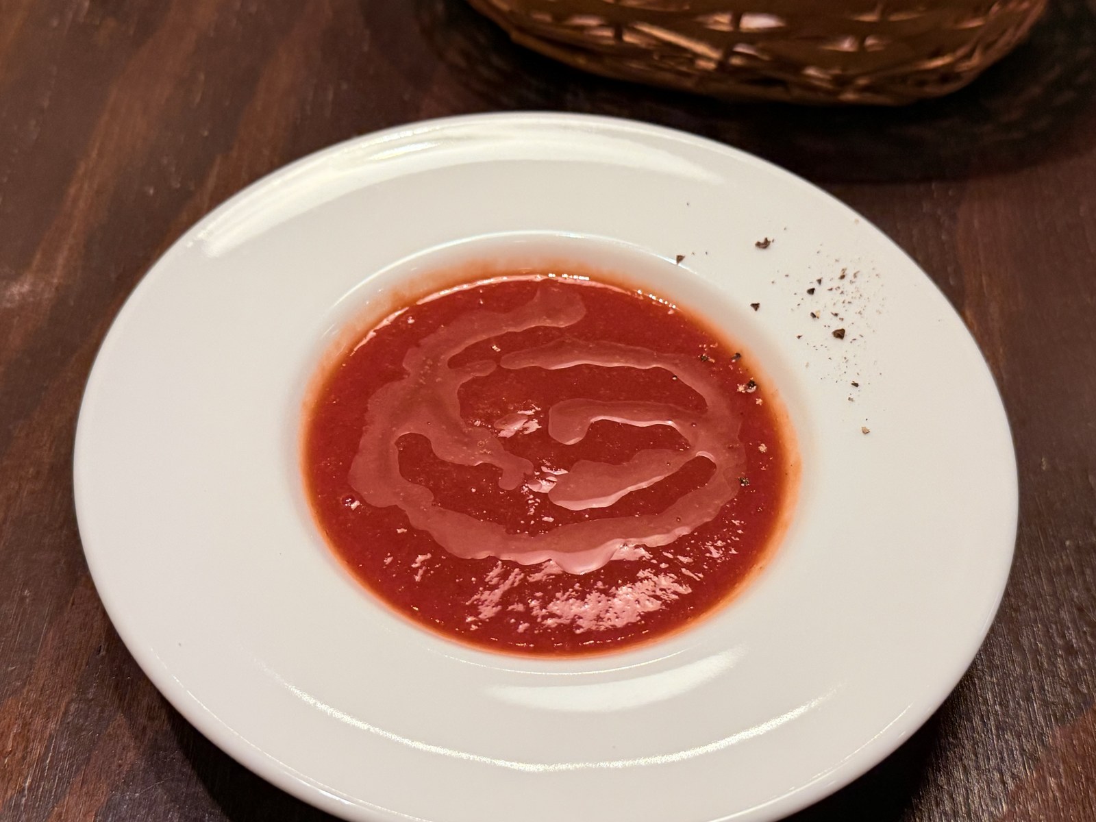 白いお皿に鮮やかな赤が映えるスープ