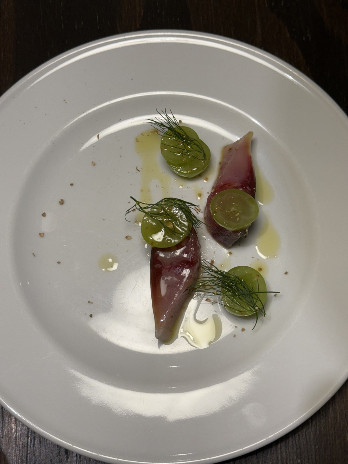魚とぶどう、ハーブを合わせたイルニードの前菜