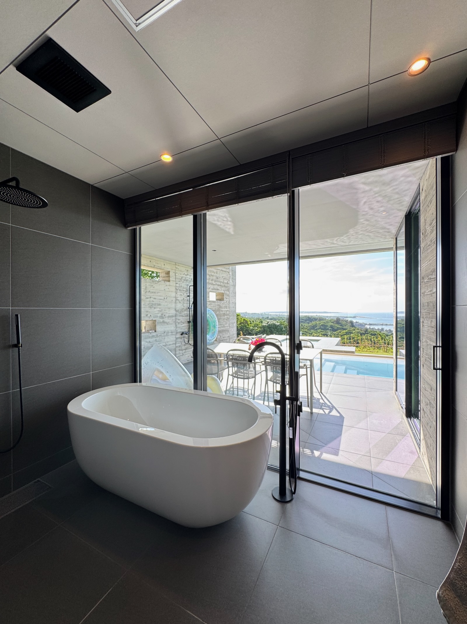 ILUVIO Resort Motobuのプールへつながる浴室 / Villa bathroom opening onto the pool terrace