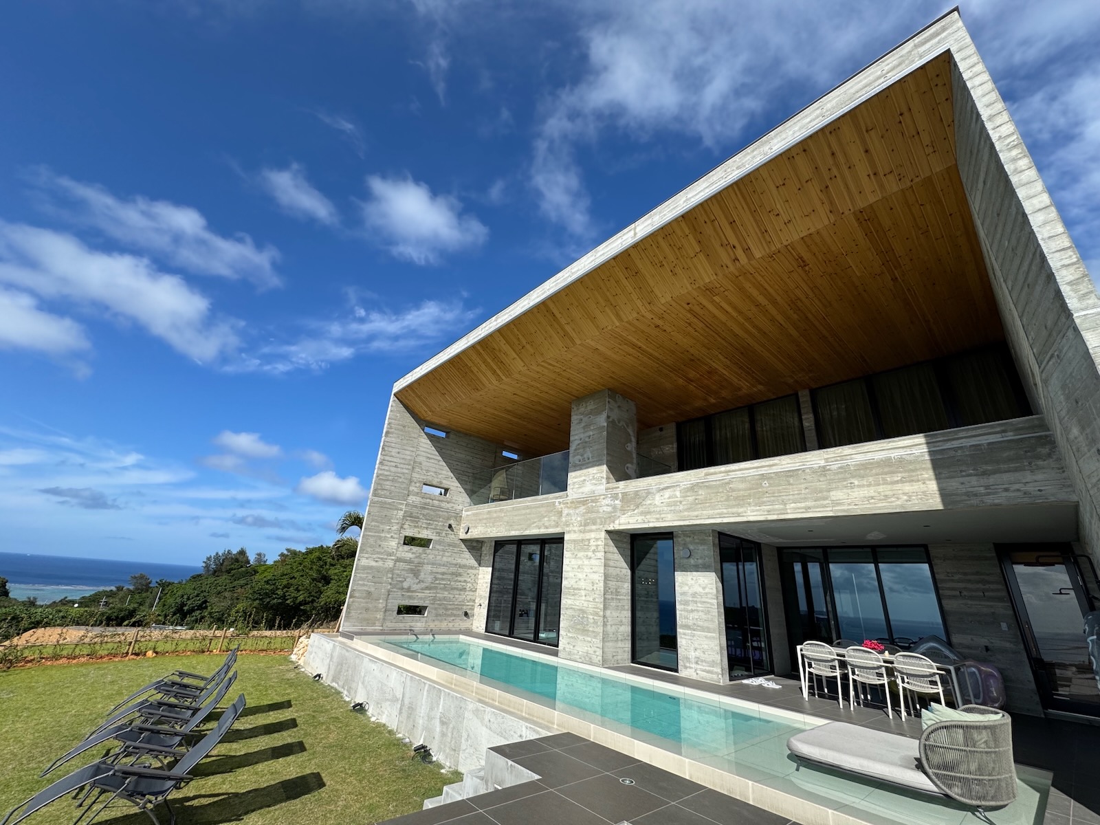 ILUVIO Resort Motobuのコンクリート建築とプール / Concrete villa architecture and pool in Okinawa