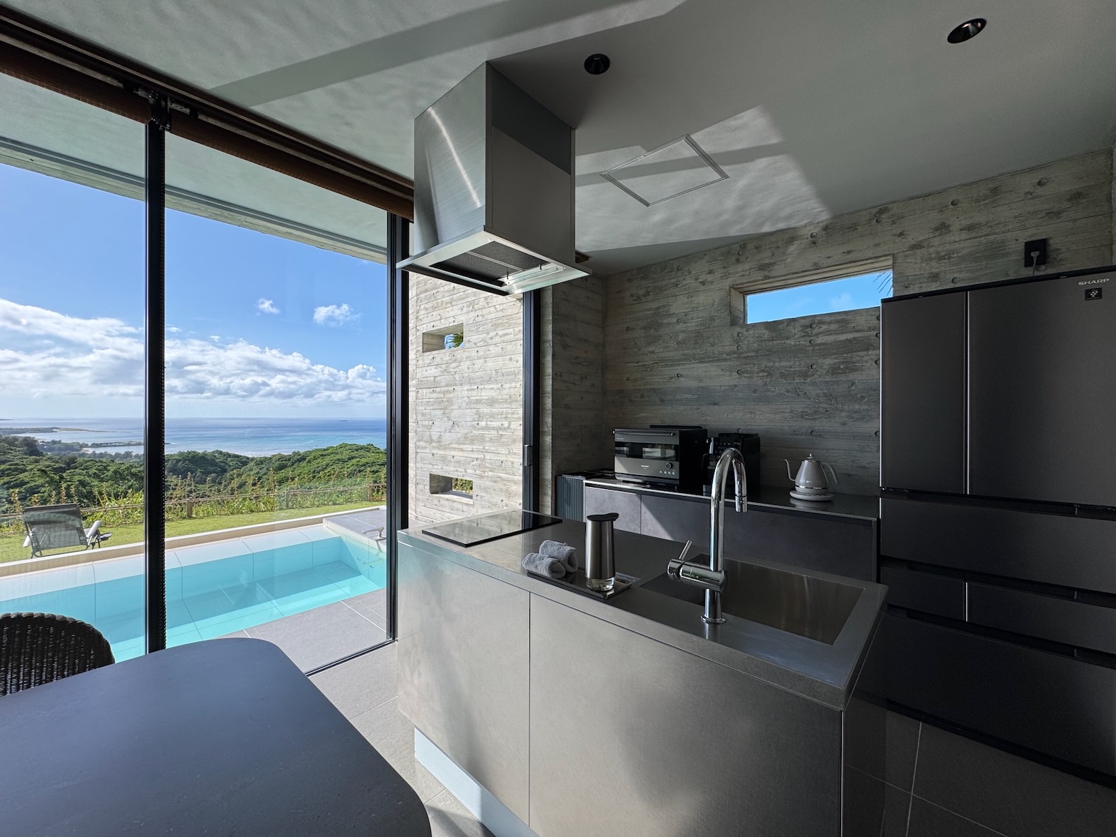 ILUVIO Resort Motobuの海を望むキッチン / Ocean-view villa kitchen in Motobu