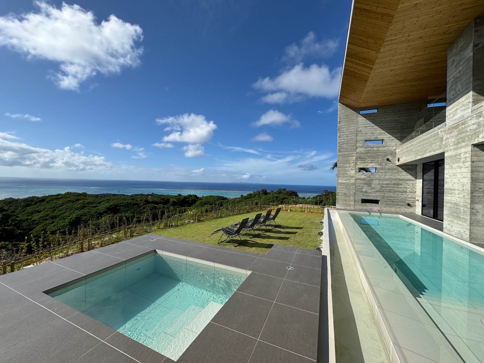 ILUVIO Resort Motobuの貸切プールと海 / Private pool overlooking the ocean in Motobu