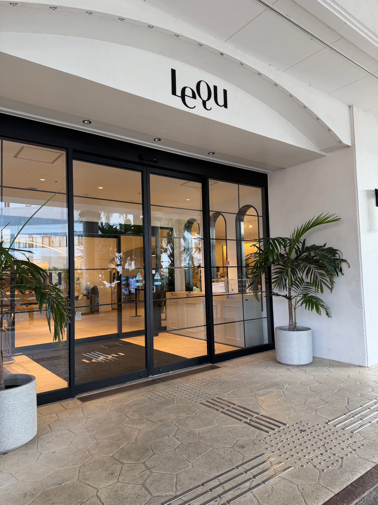 レクー沖縄北谷スパ&リゾートの入口 / Entrance to Lequ Okinawa Chatan Spa and Resort