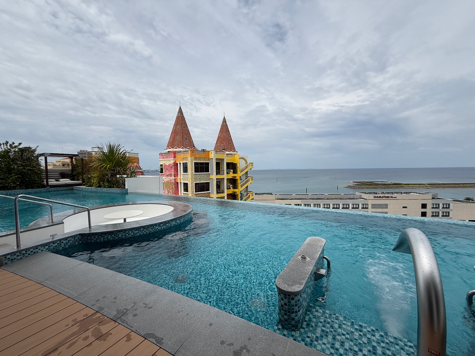レクー沖縄北谷の屋上インフィニティプール / Rooftop infinity pool at Lequ Okinawa Chatan