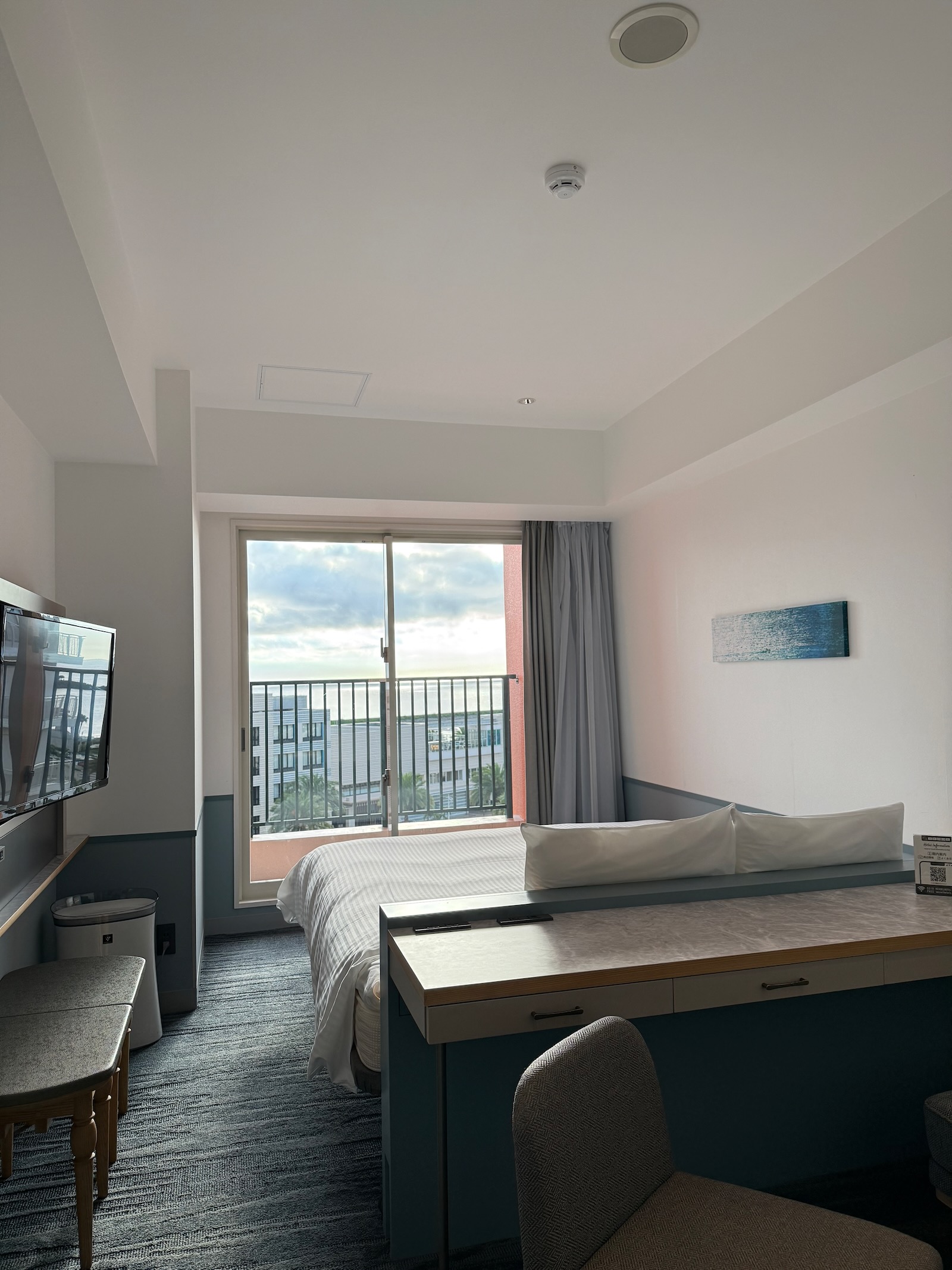 レクー沖縄北谷の客室内 / Room interior at Lequ Okinawa Chatan Spa and Resort