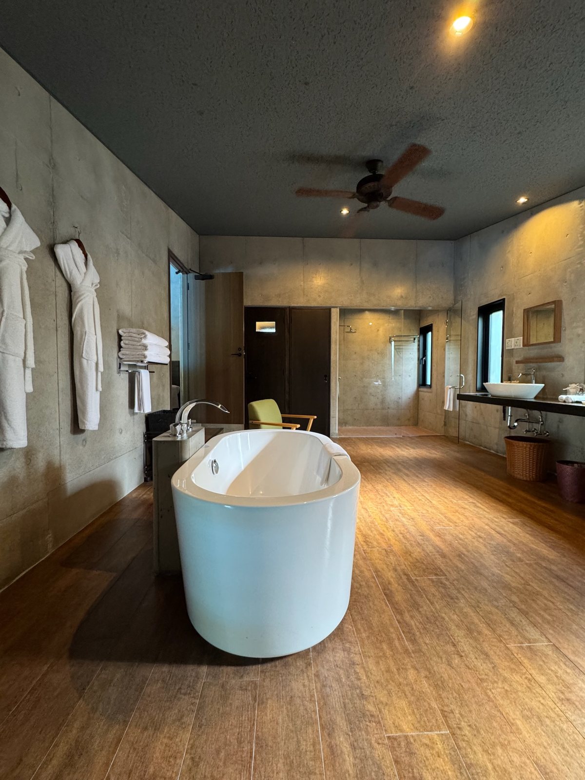 浴槽と寛ぎスペースのあるバスルーム / Spacious bathroom with bathtub