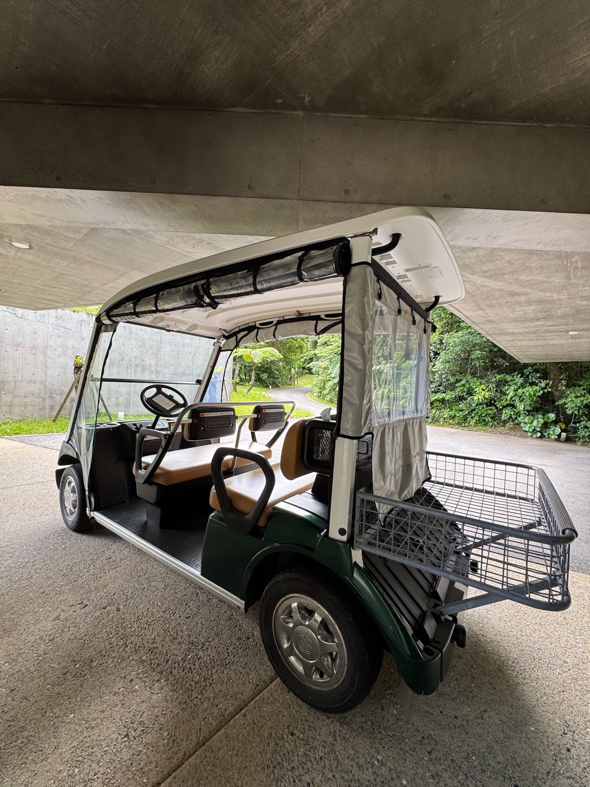 ヴィラへの移動に使う専用カート / Resort cart for transfers to villas