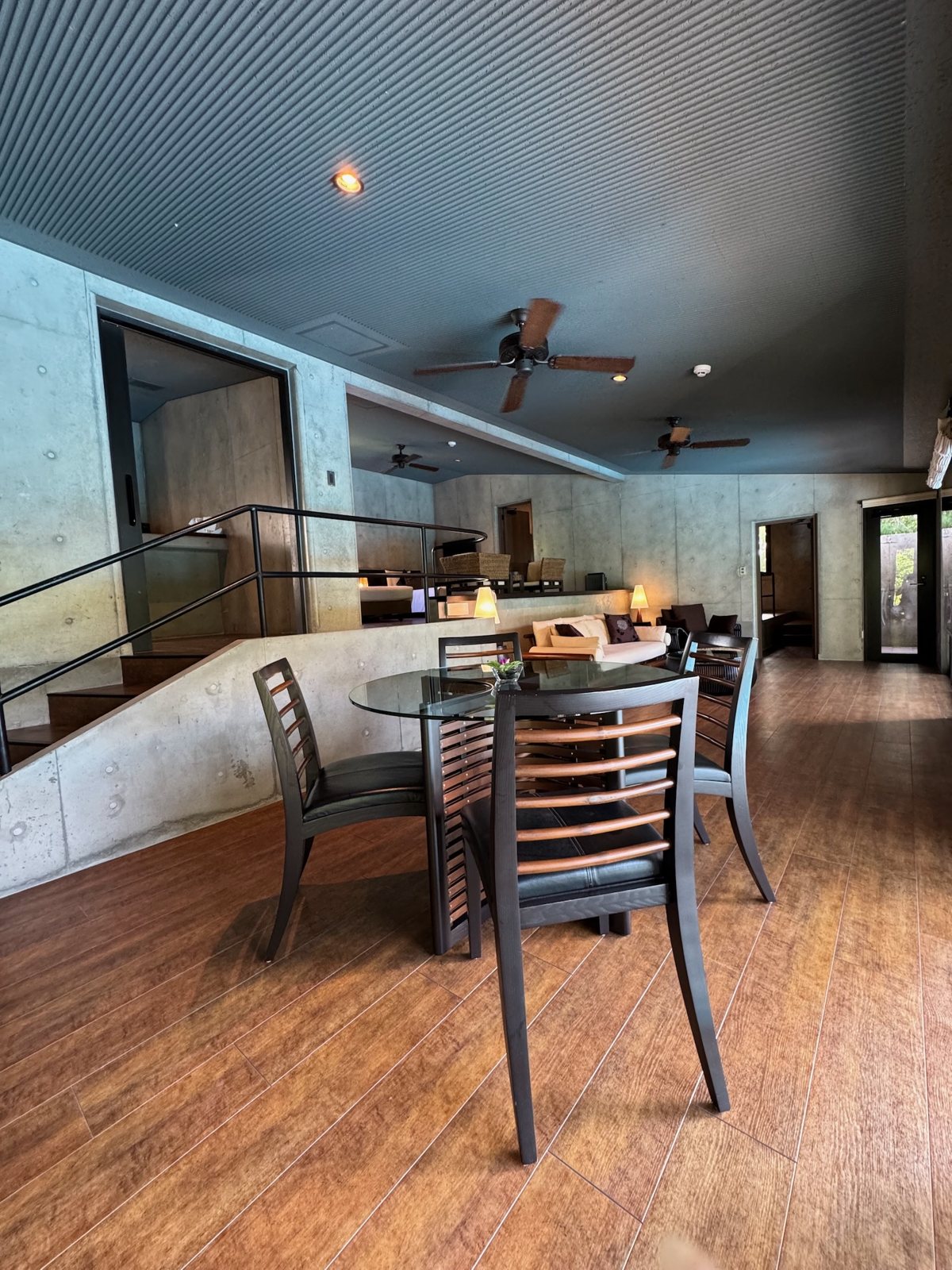 ヴィラのダイニング / Villa dining area