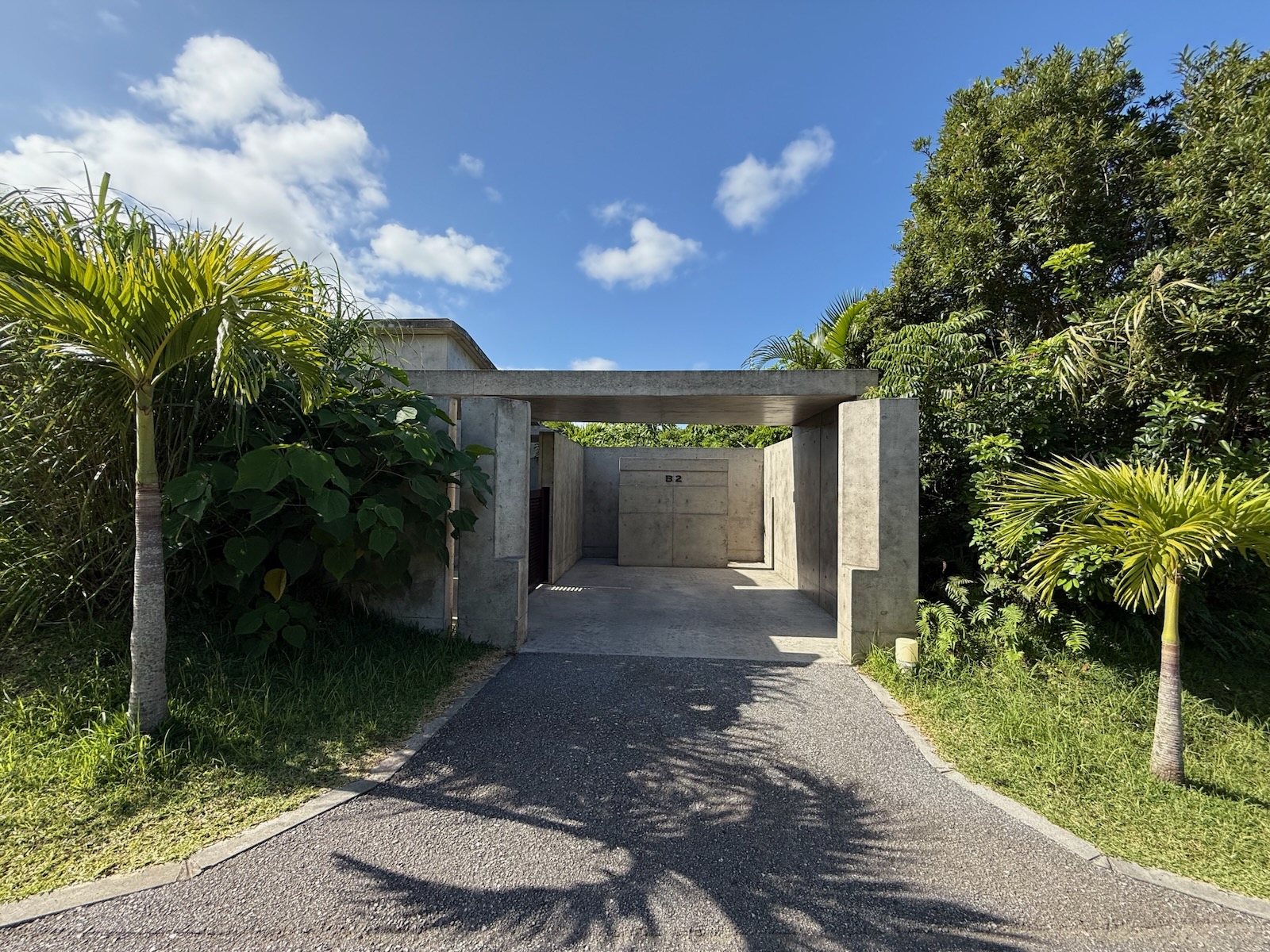 ヴィラの入口 / Villa entrance