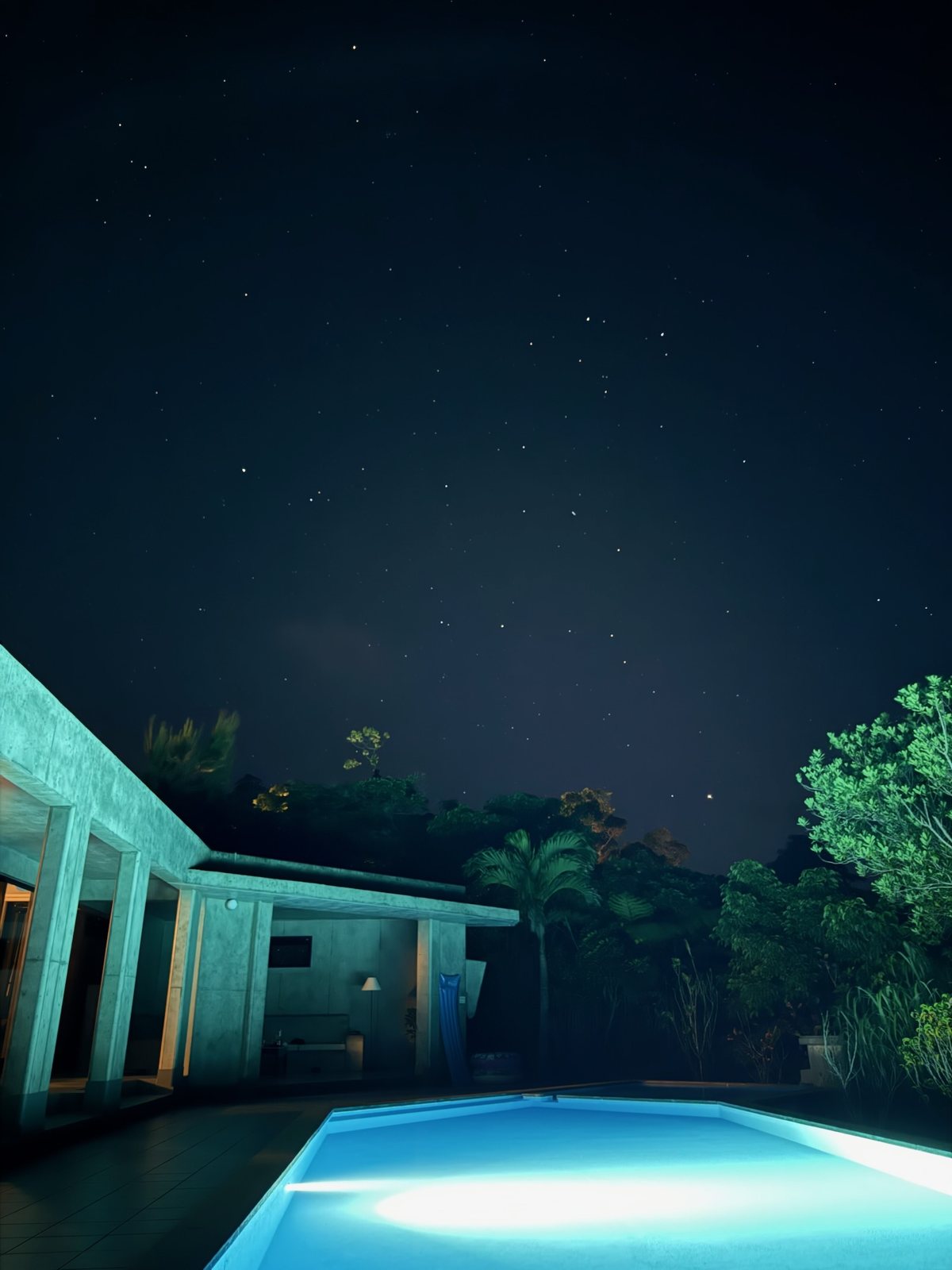 ライトアップされた夜のプール / Illuminated private pool at night