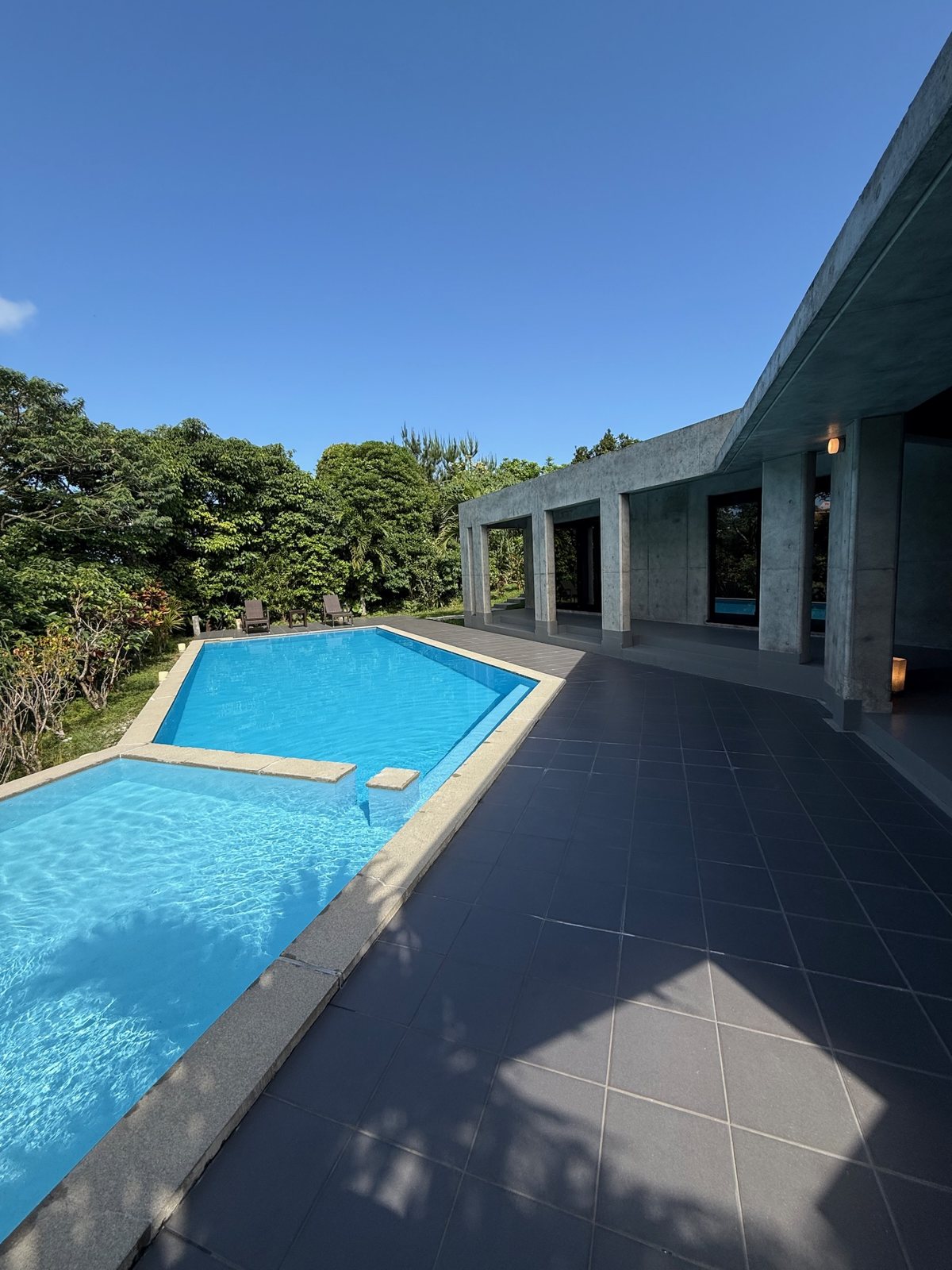 緑に囲まれたプール / Private pool surrounded by greenery