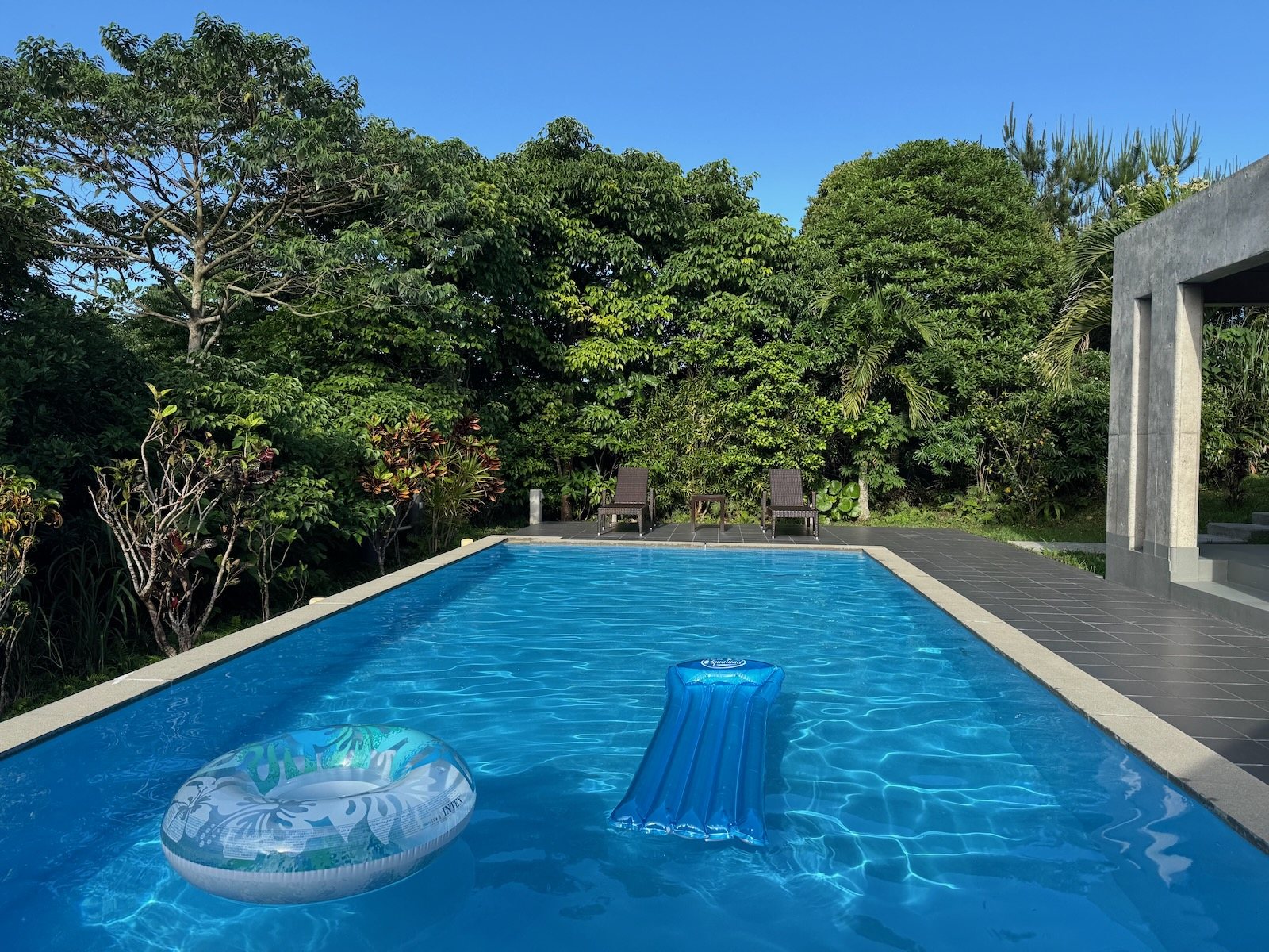 深さの異なる二つのプール / Two pool areas with different depths
