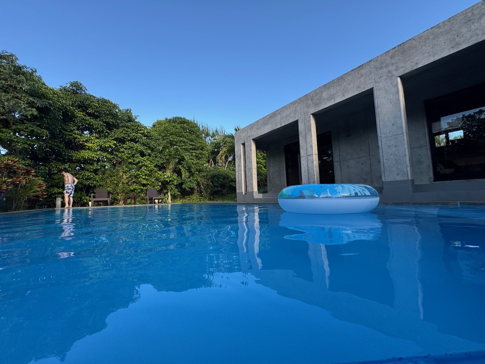 水面から見たヴィラ / Villa seen from the pool