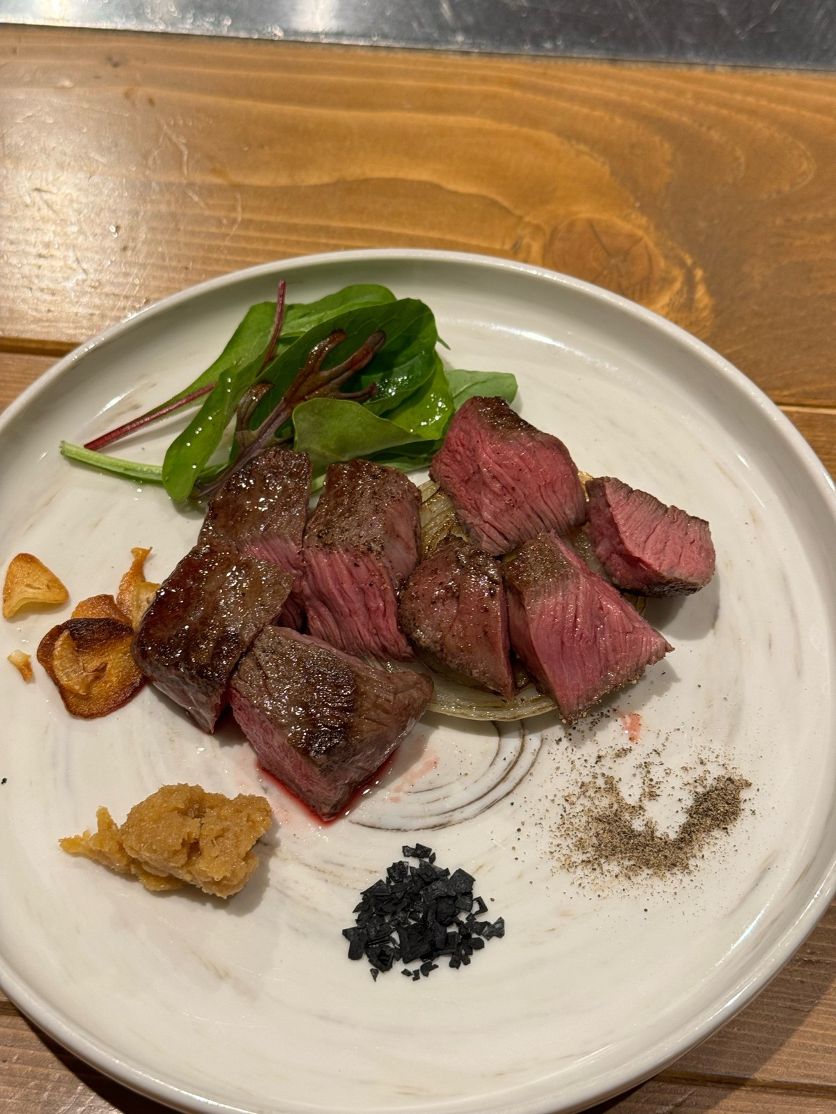 薬味や焼き野菜を添えた鉄板焼みついのステーキ