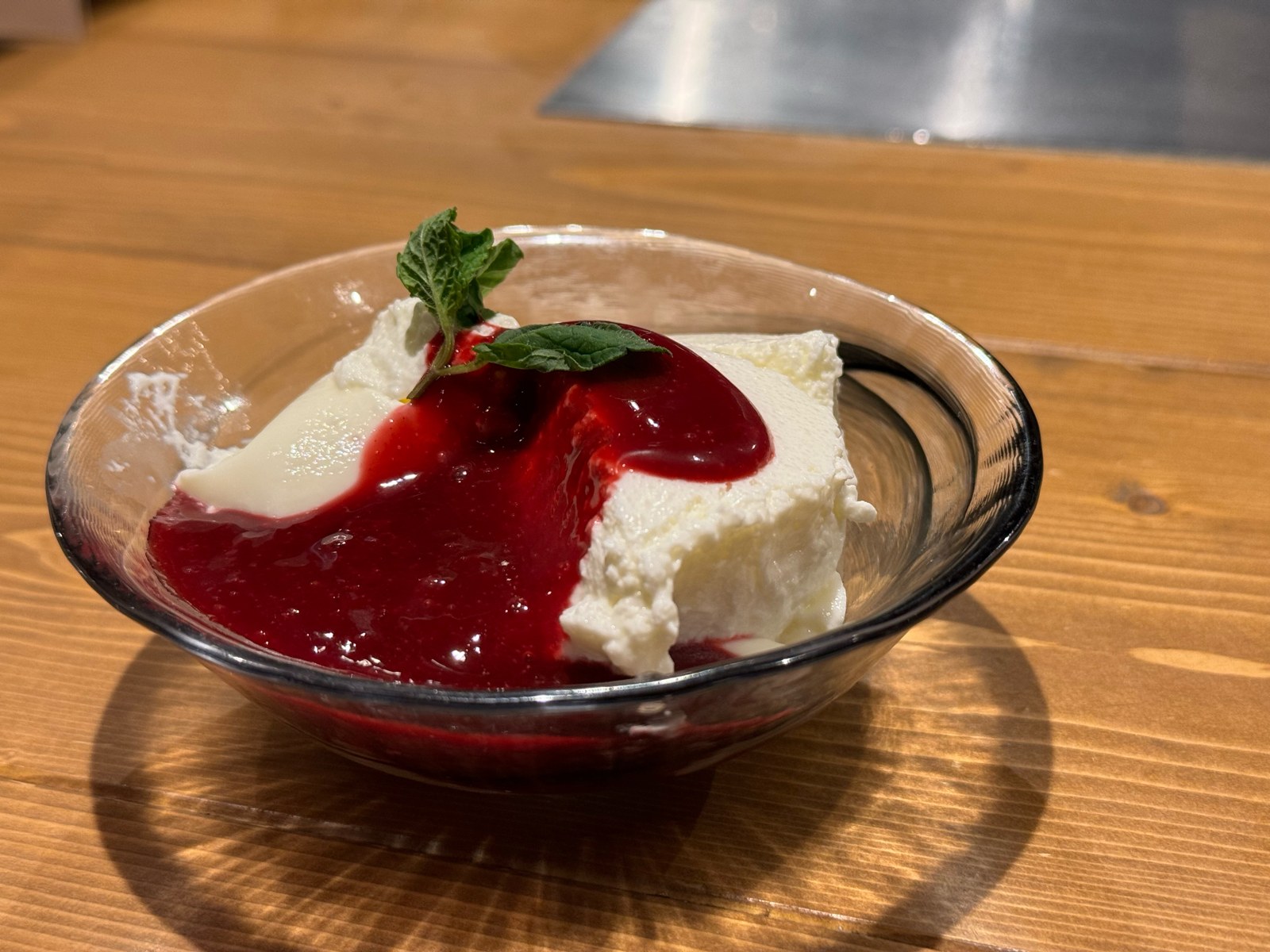 赤いソースとミントを添えた鉄板焼みついのデザート