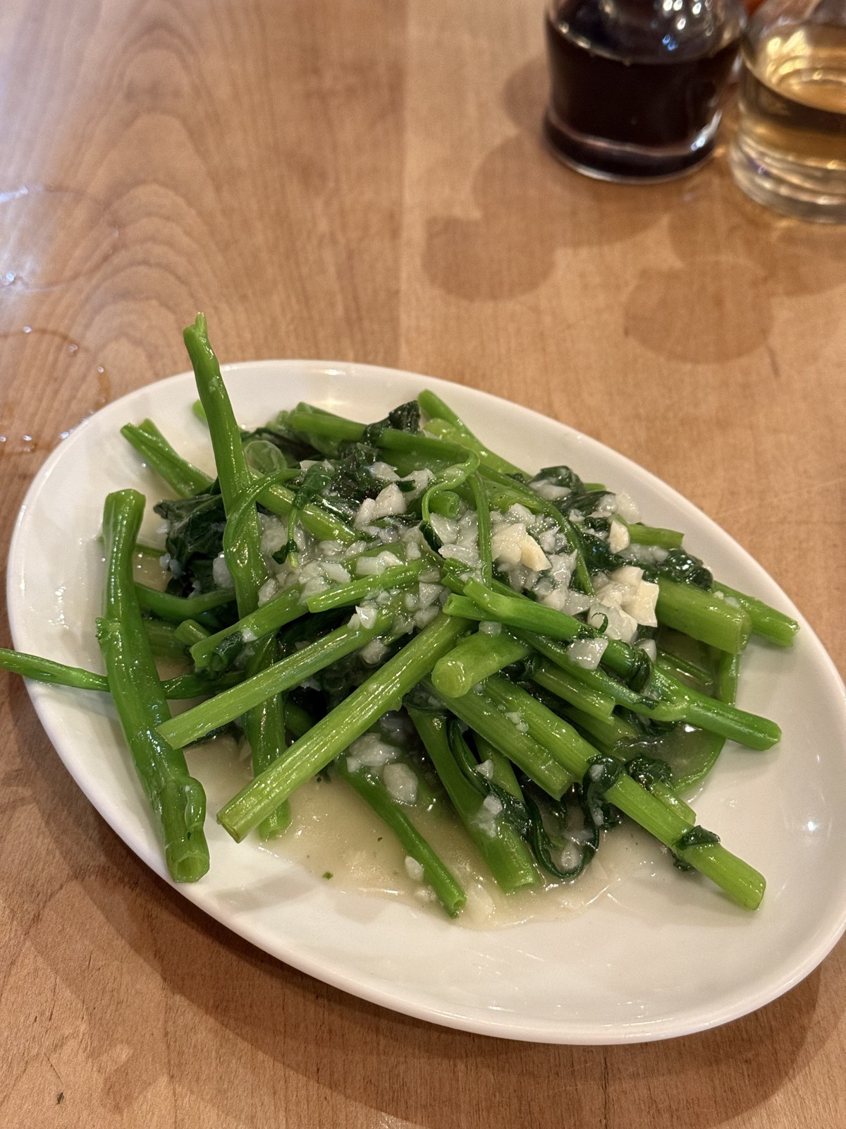 にんにくをのせた中国料理もみぢの青菜炒め
