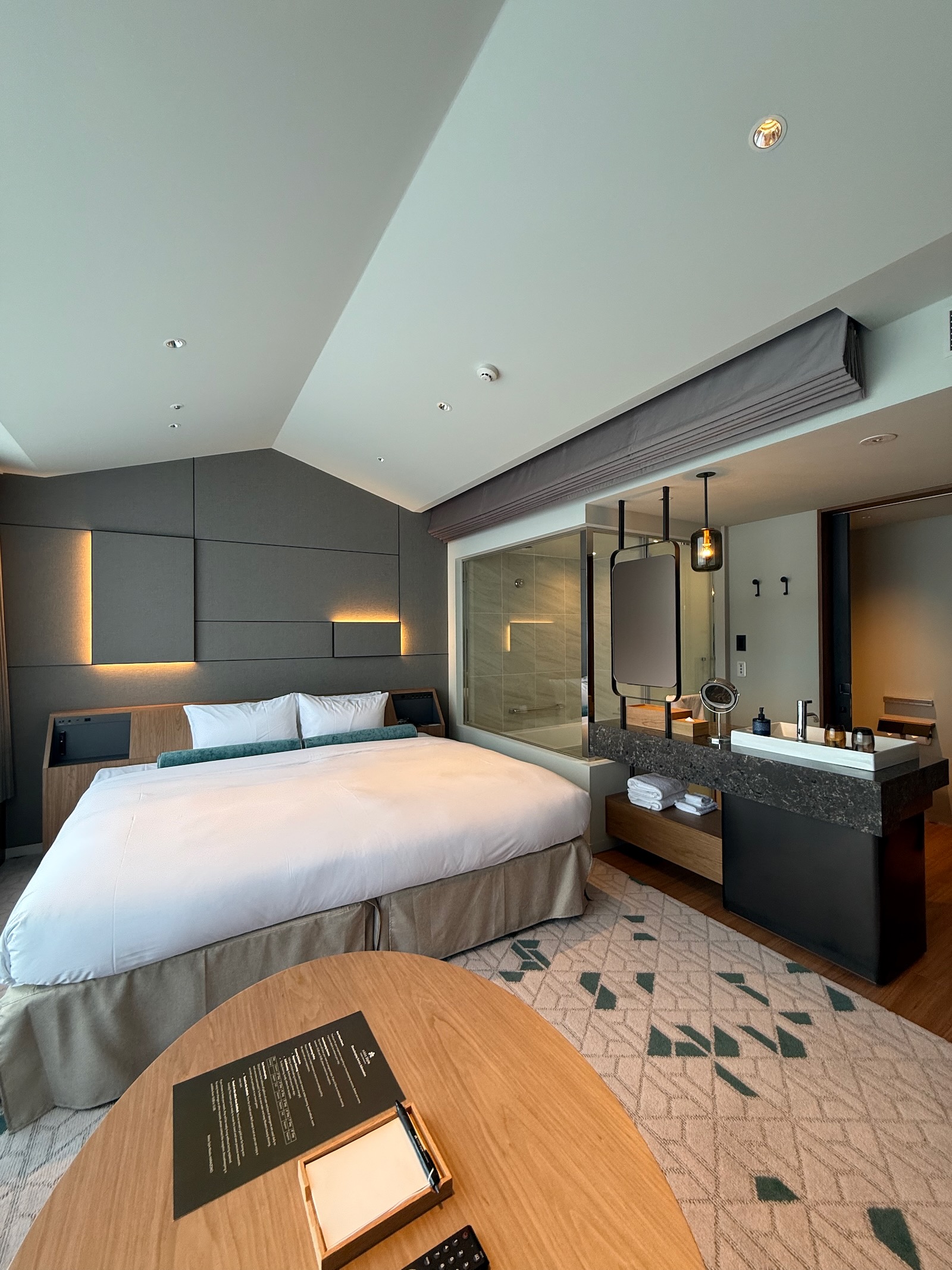 ニッコースタイルニセコのベッドと洗面台 / Bedroom and vanity at Nikko Style Niseko