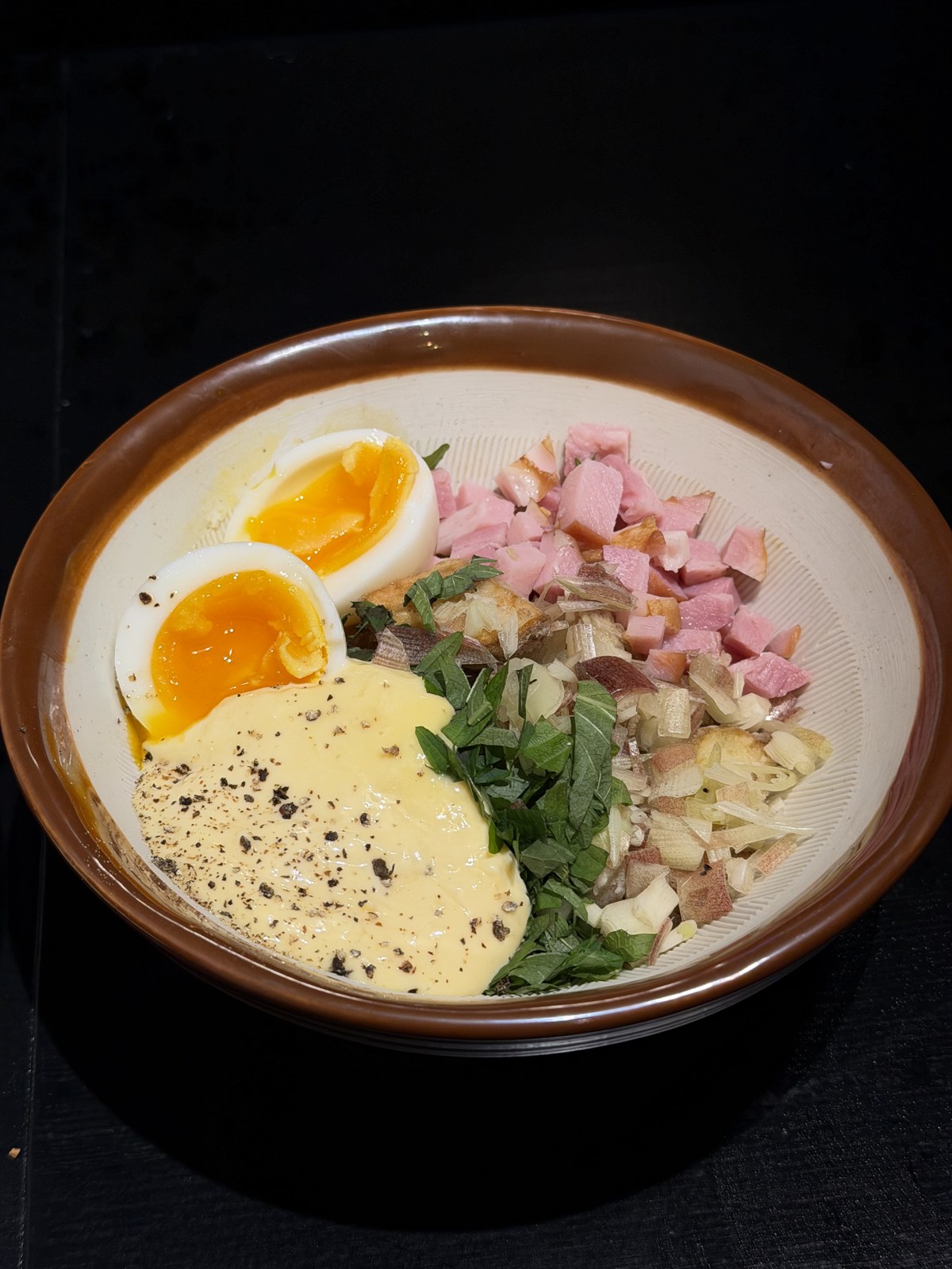 卵や薬味が彩りよく並ぶ自分で潰すポテトサラダ