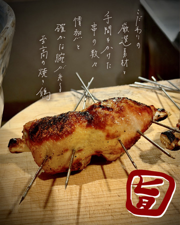 炭焼き鶏 佐藤で複数の串を打った肉を焼き上げた様子