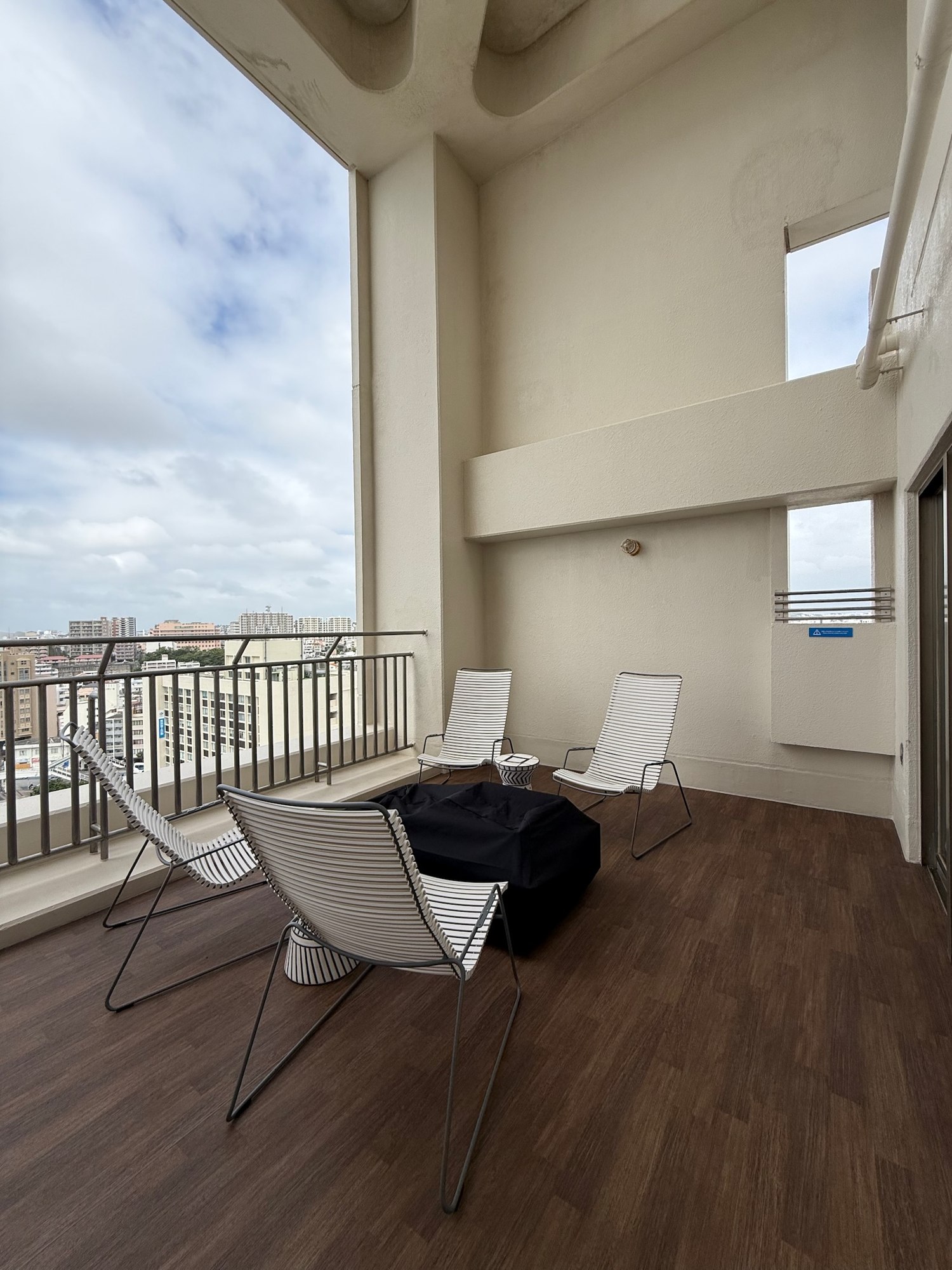 サウスゲートホテル沖縄の椅子が並ぶバルコニー / Guest room balcony
