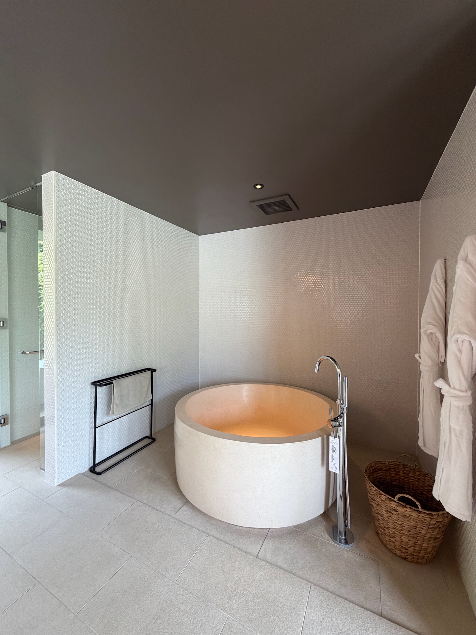 the rescapeのヴィラの客室バス / In-room bathtub at the rescape Miyakojima