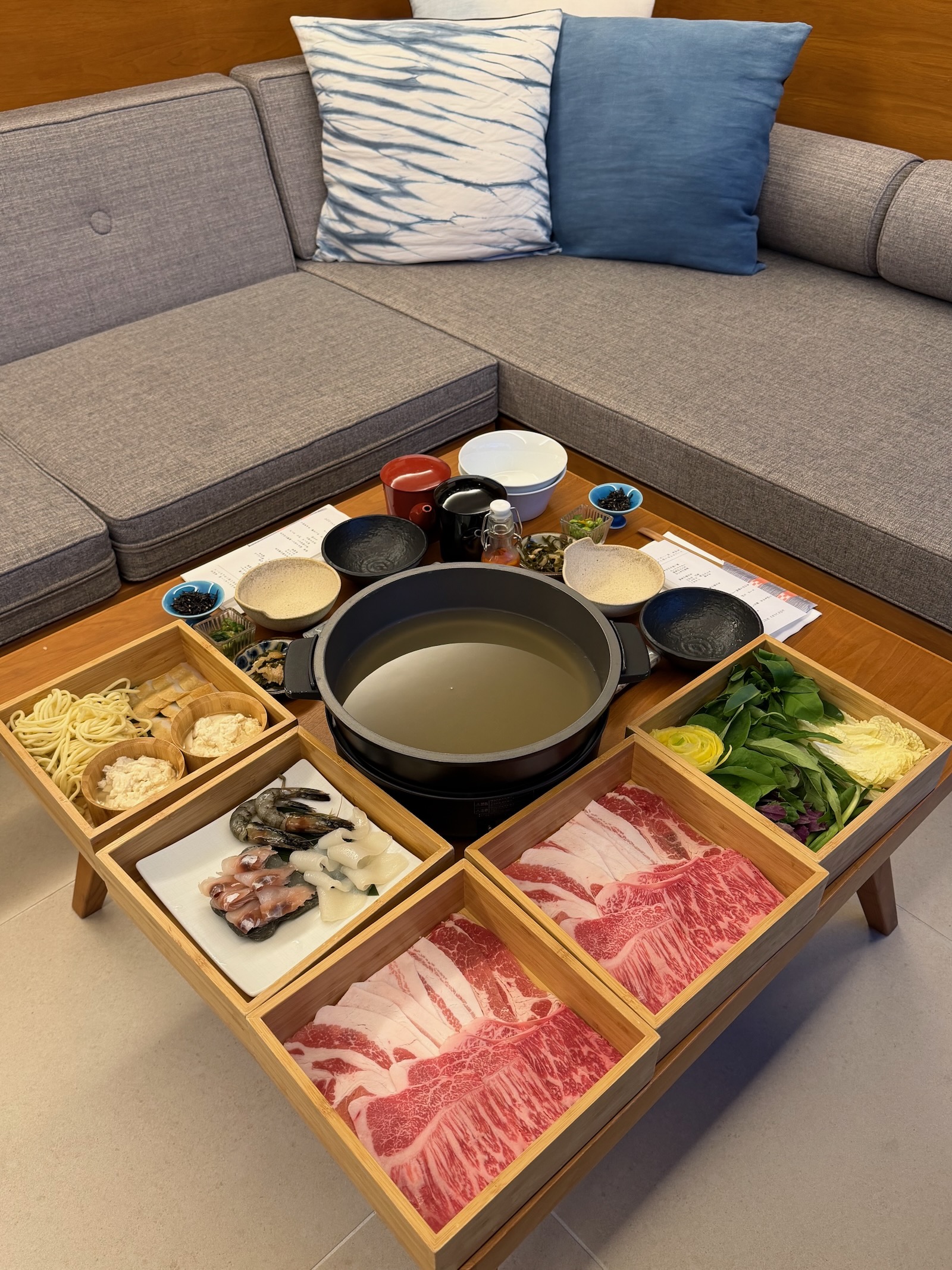 the rescape滞在時のお部屋でのしゃぶしゃぶ夕食 / In-villa shabu-shabu dinner during our stay at the rescape