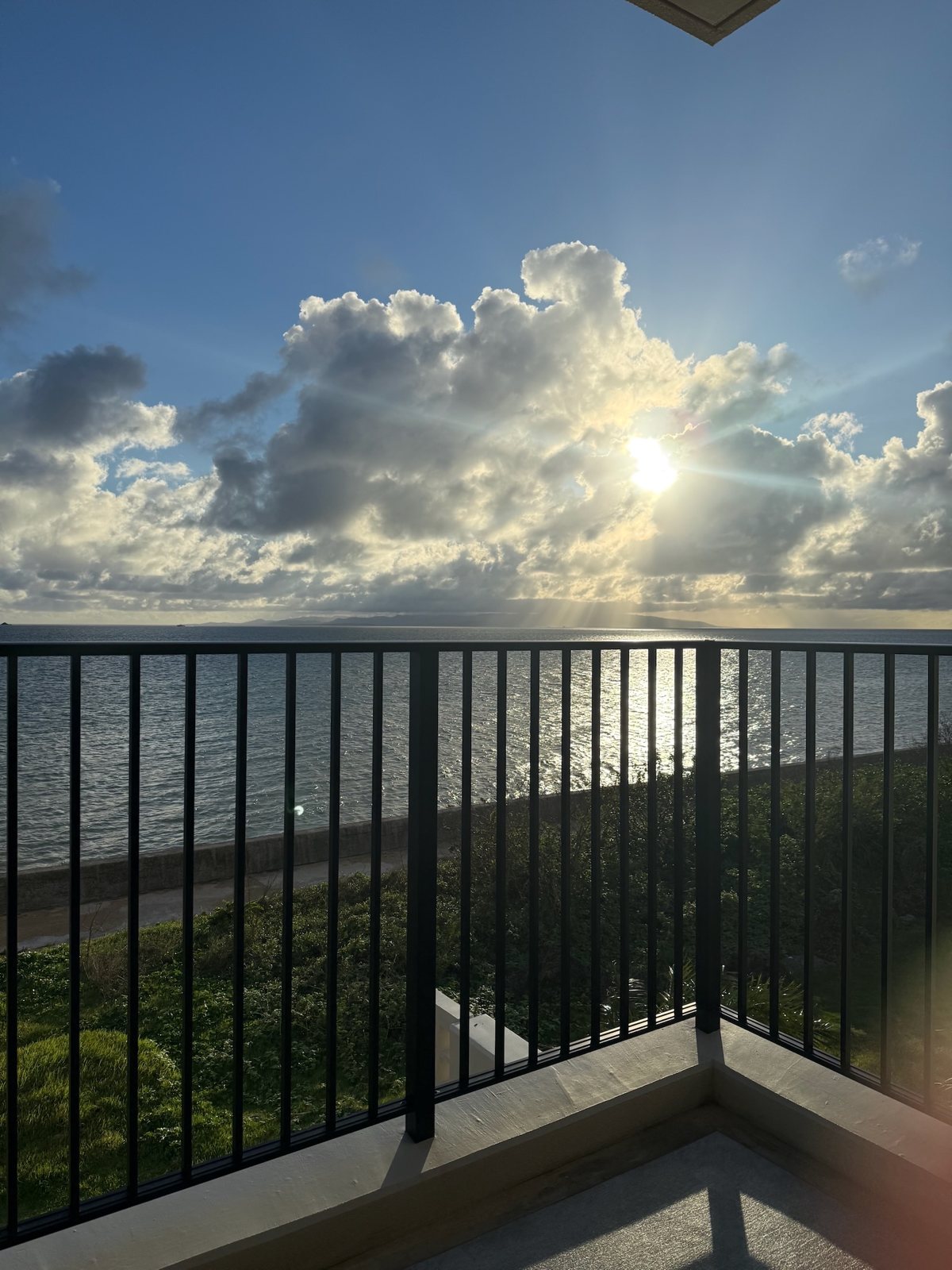 VIVOVIVA石垣島 / VIVOVIVA Ishigakijima — 海を望むバルコニー / Balcony overlooking the sea