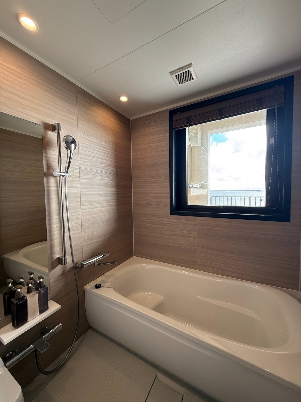 VIVOVIVA石垣島 / VIVOVIVA Ishigakijima — 客室のバスタブ / Bathtub in our suite