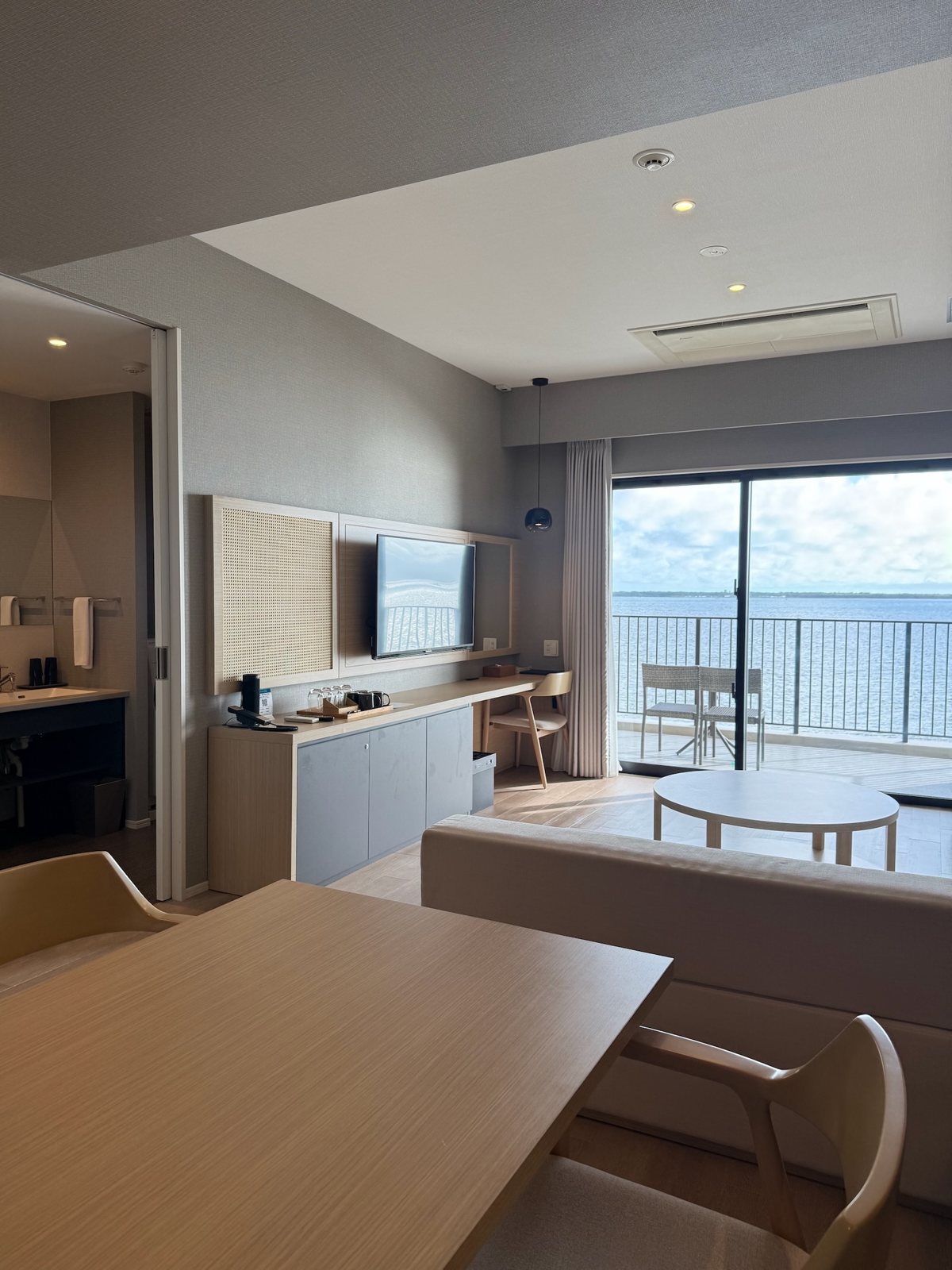 VIVOVIVA石垣島 / VIVOVIVA Ishigakijima — 海を望む客室のキッチン / Suite kitchen with a view toward the sea