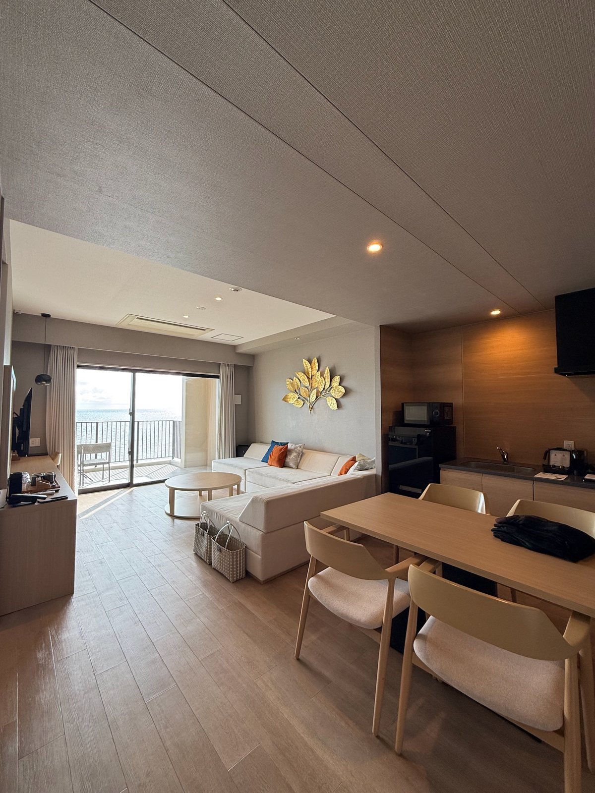 VIVOVIVA石垣島 / VIVOVIVA Ishigakijima — Ocean Wingスタンダードのリビング / Living area in our Ocean Wing Standard suite