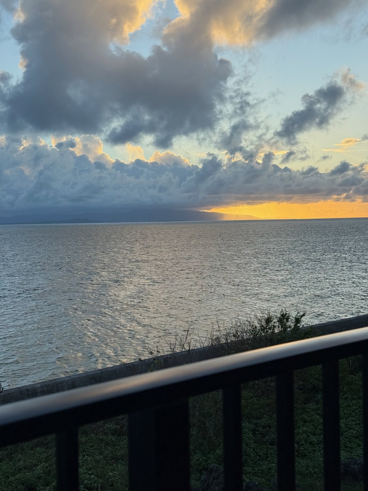 VIVOVIVA石垣島 / VIVOVIVA Ishigakijima — バルコニーから眺めた夕景 / Sunset seen from the balcony