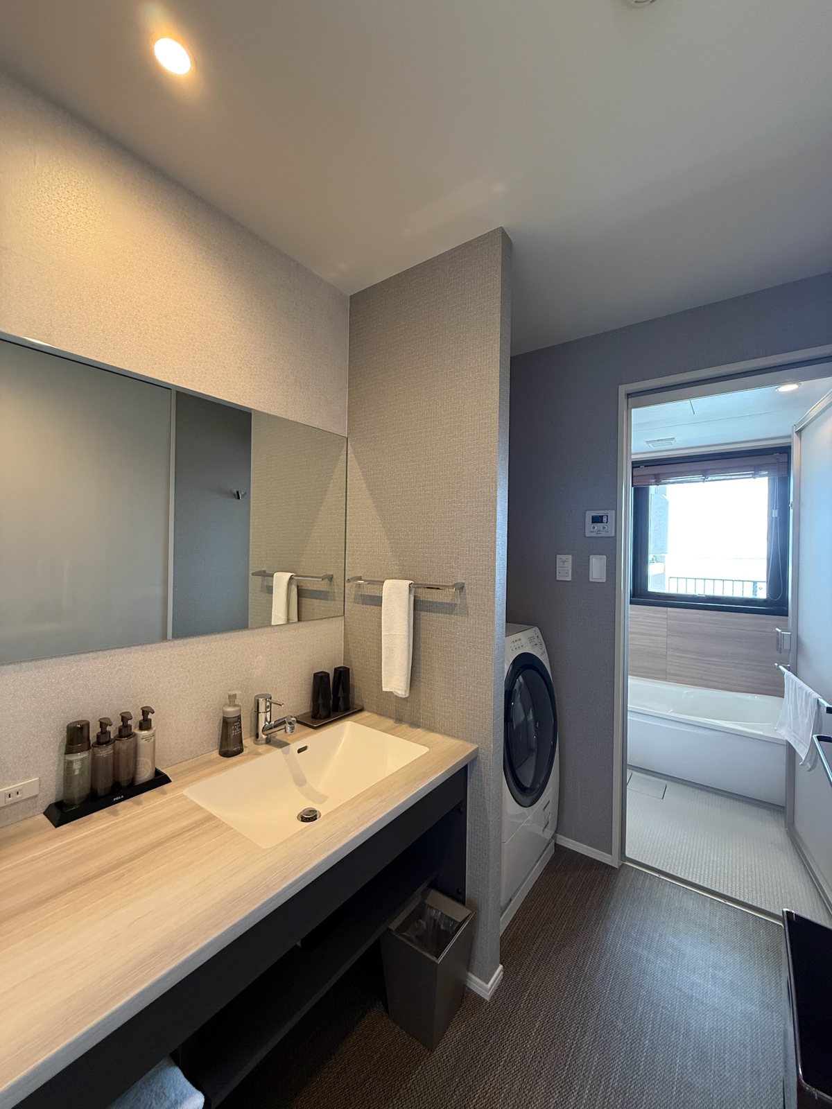 VIVOVIVA石垣島 / VIVOVIVA Ishigakijima — 客室の洗面台と洗濯乾燥機 / Suite washbasin and washer-dryer