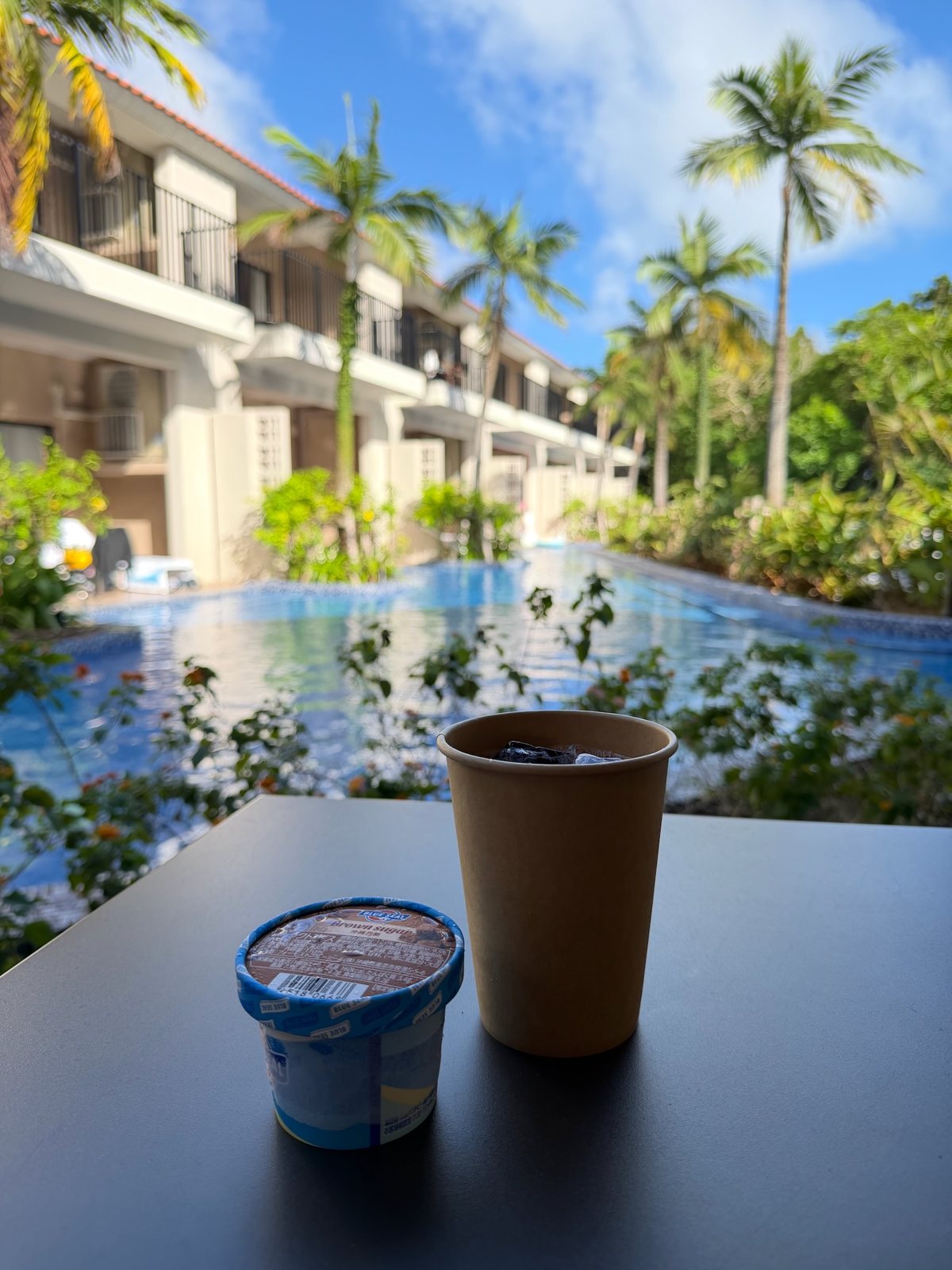 VIVOVIVA石垣島 / VIVOVIVA Ishigakijima — プールサイドのウェルカムドリンクとアイス / Welcome drink and ice cream beside the pool